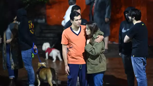 Personas afuera de su edificio aguardan a que pase el sismo.