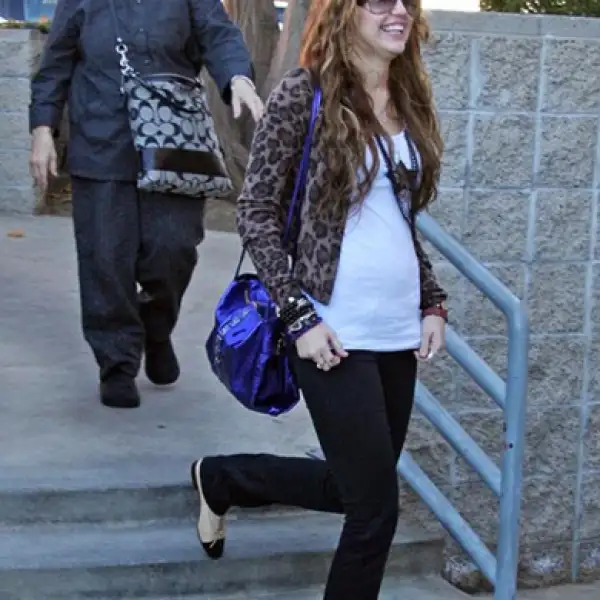 Miley Cyrus camina por las calles de LA con sus ballerinas.