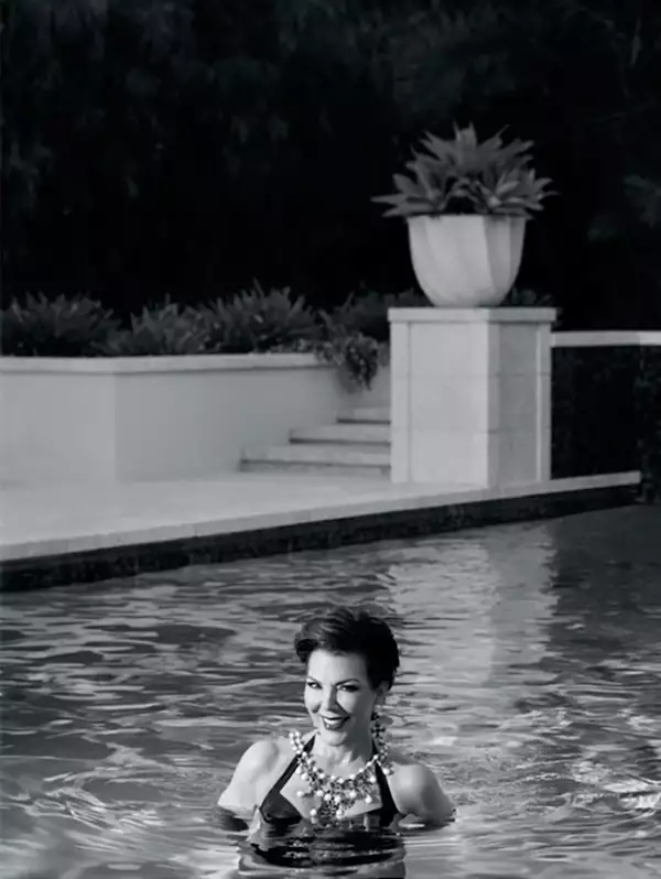 Segura y guapa, así posó Kris para un calendario.