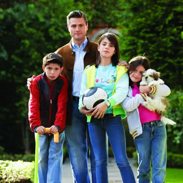 Se sabe que la relación de Paulina y Enrique Peña es sumamente cercana y que ella siente una gran devoción por su papá. `Intelectualmente lo admiro mucho. Siempre nos da nuestro lugar antes que a nadie´.