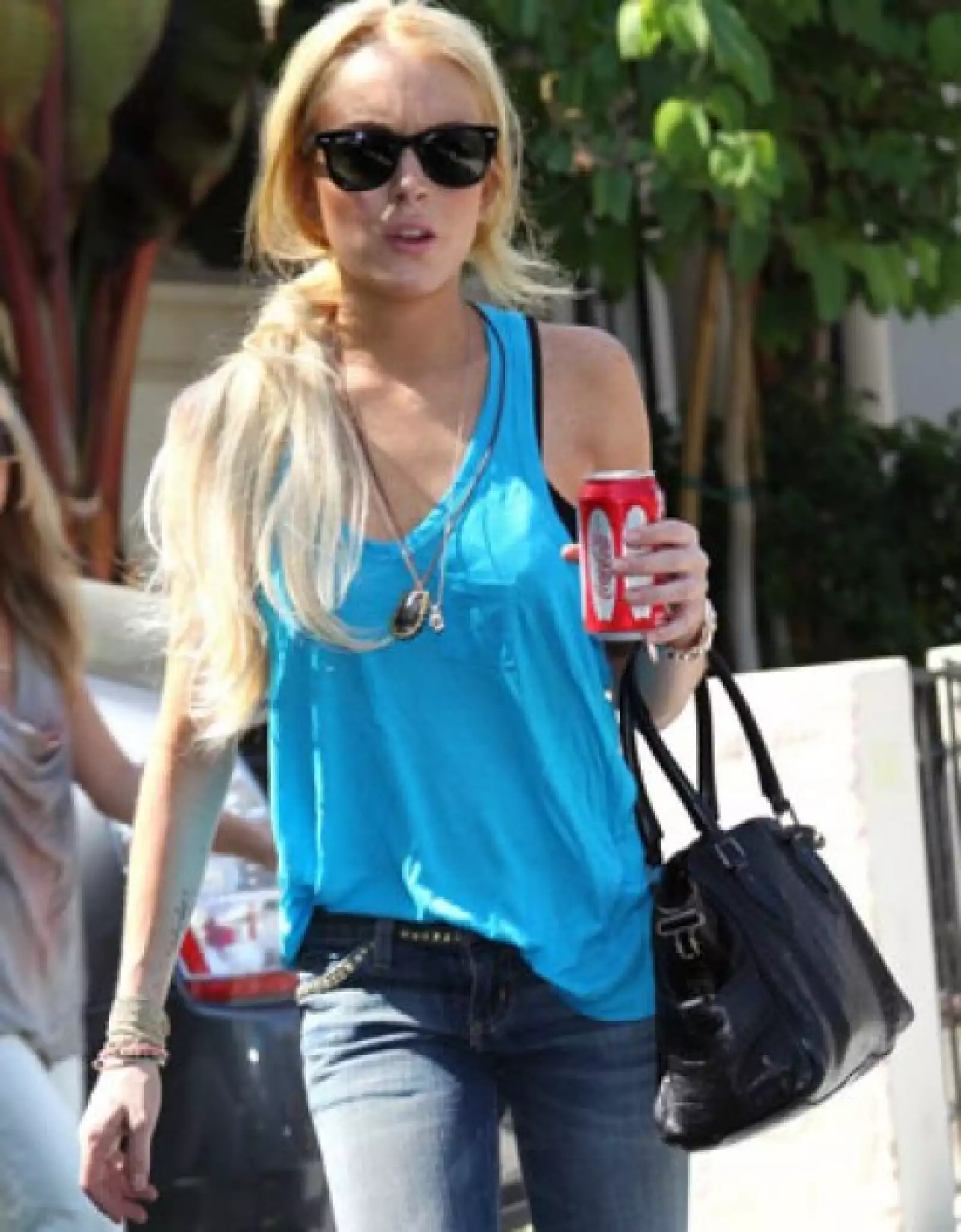 La actriz, quien posó para la firma Calvin Klein con sólo unos jeans, sin top ni sosten, siempre anda con lentes muy grandes y esta vez no fue la excepción.