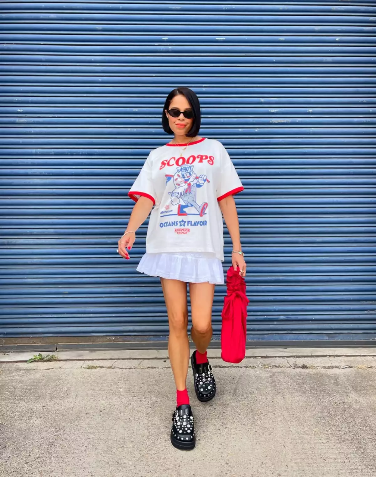 falda mini con graphic tee.jpg