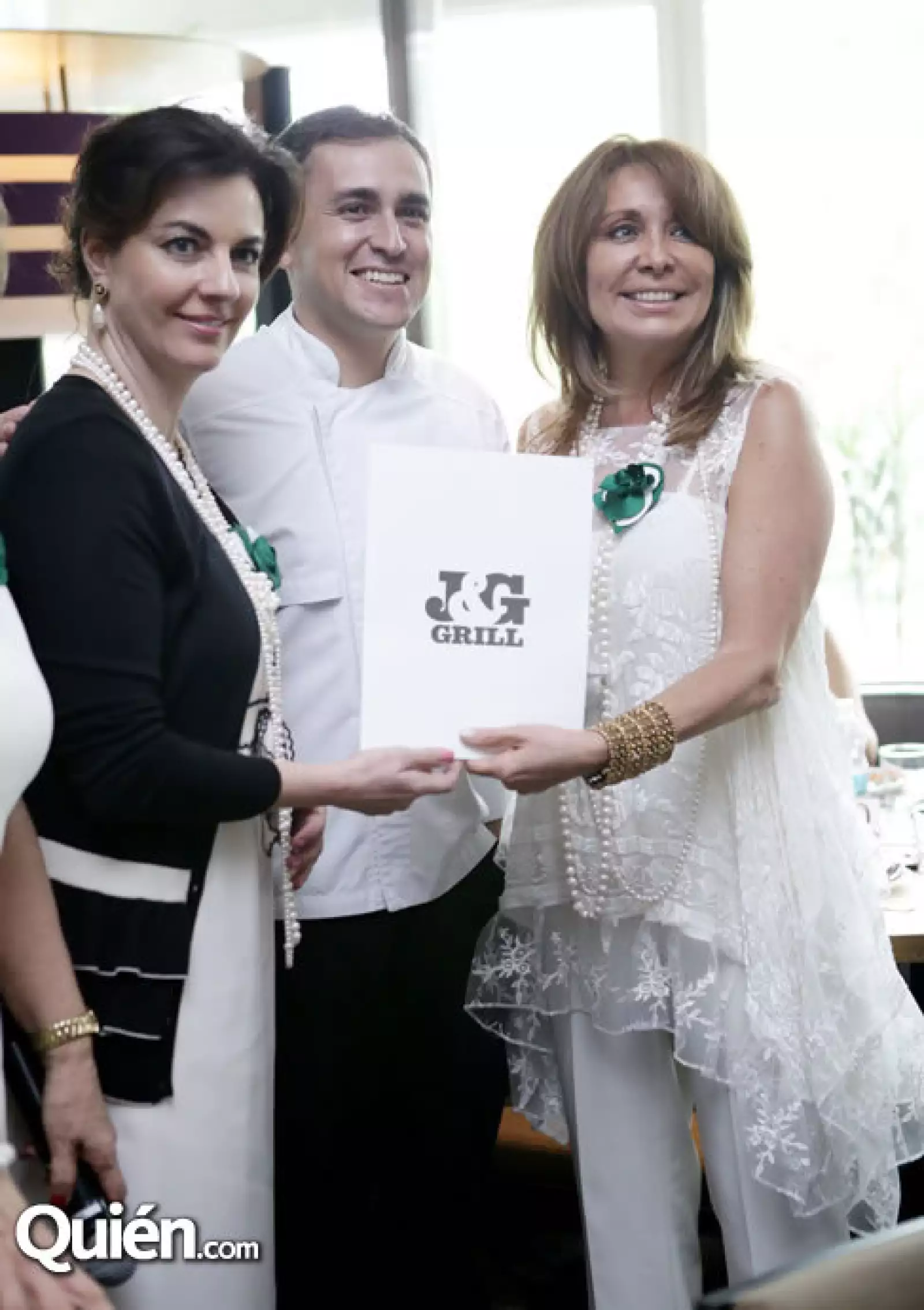 Teresa Cabal,Maycoll Calderón y Dulce Pagani