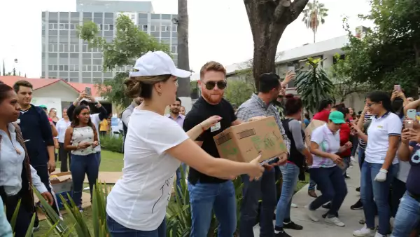 Canelo Álvarez ayuda en el DIF de Jalisco tras sismo en México