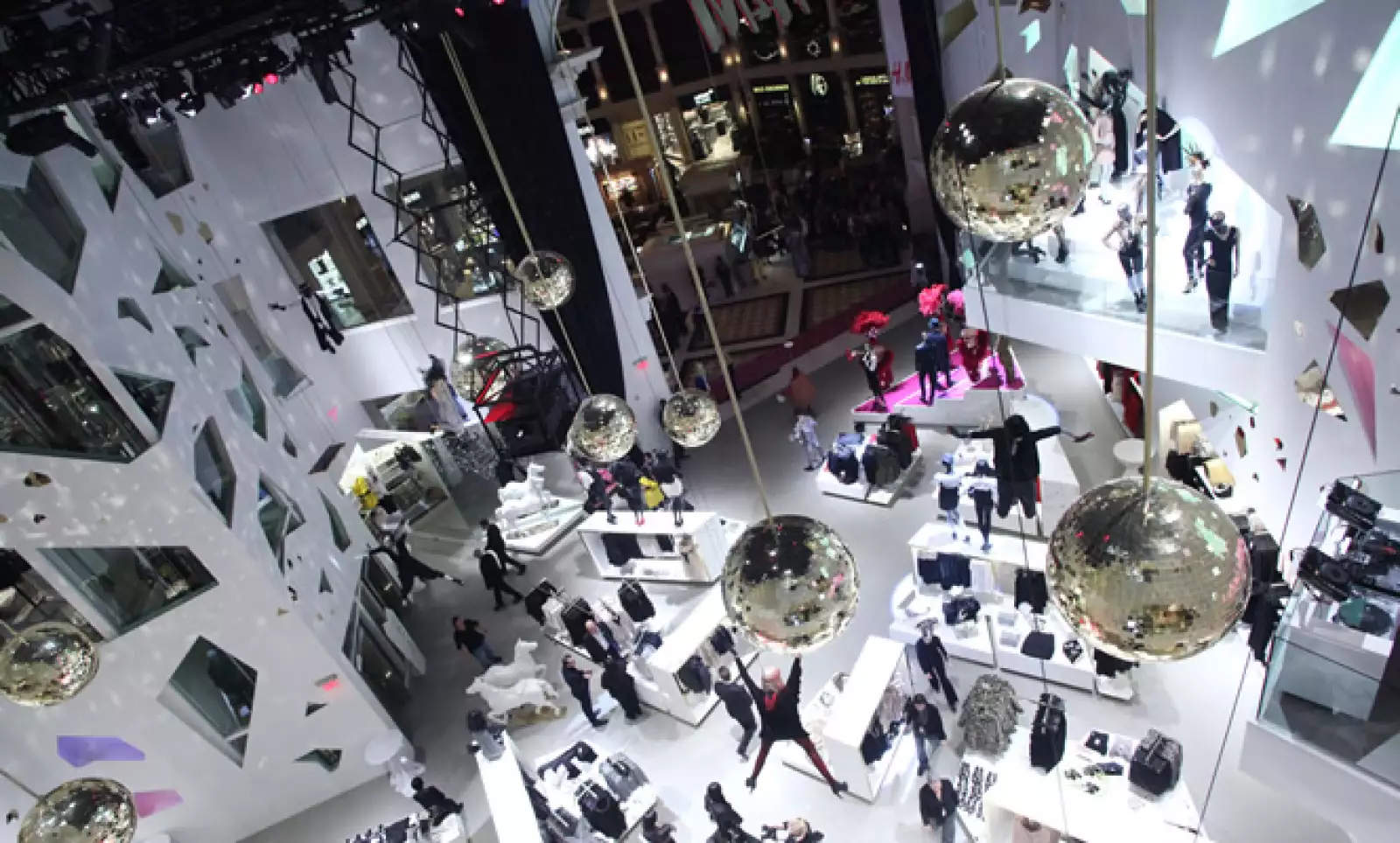 La facturación total de sus tiendas en EU en 2011 fue superior a los 1,500 millones de dólares (mdd).