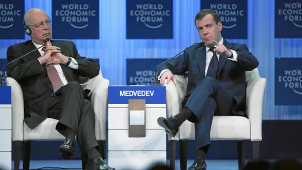 Klaus Schwab, fundador y presidente ejecutivo del WEF (izq) junto Dimitry Medvedev, presidente de Rusia (der) en la apertura del Foro Económico Mundial.