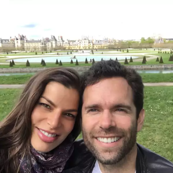 Bárbara y Alejandro en los jardínes de Chateau de Fontainebleau.