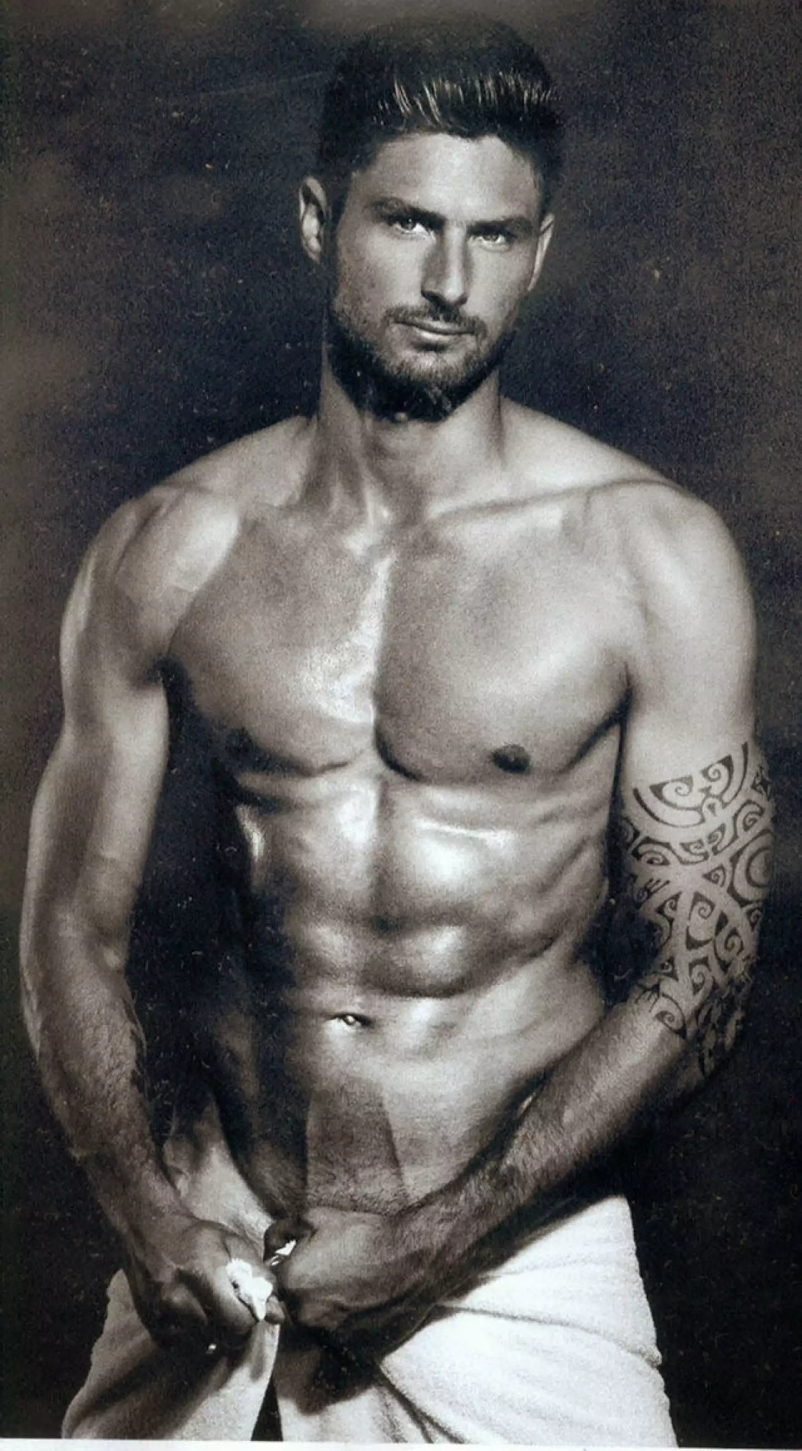 Olivier Giroud es un futbolista francés de 28 años y un modelo nato. Juega como delantero centro y su equipo actual es el Arsenal de la Premier League de Inglaterra.