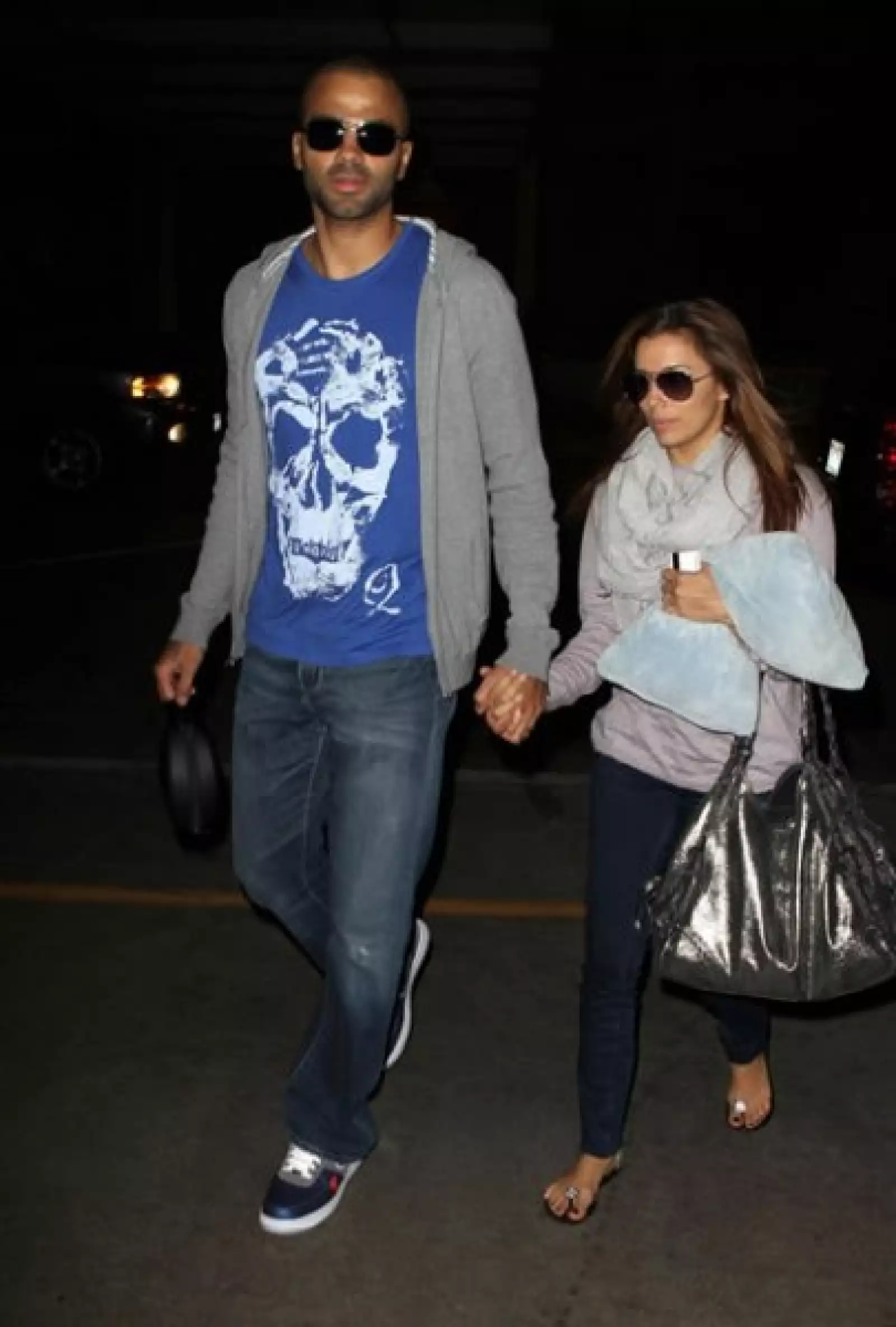 Eva Longoria y Tony Parker sin duda se aman pero, su diferencia en tamaños es notoria e incluso cómica. No olvidemos que Tony es basquetbolista de los Spurs.