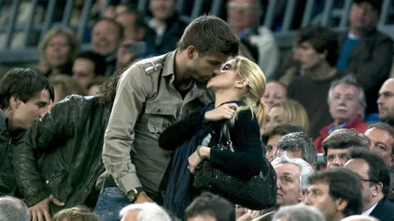 Shakira y Piqué se besan