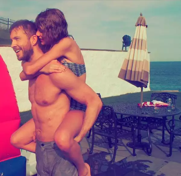 Ambos se encuentran muy enamorados de sí e incluso ya viven juntos en el apartamento de Taylor.