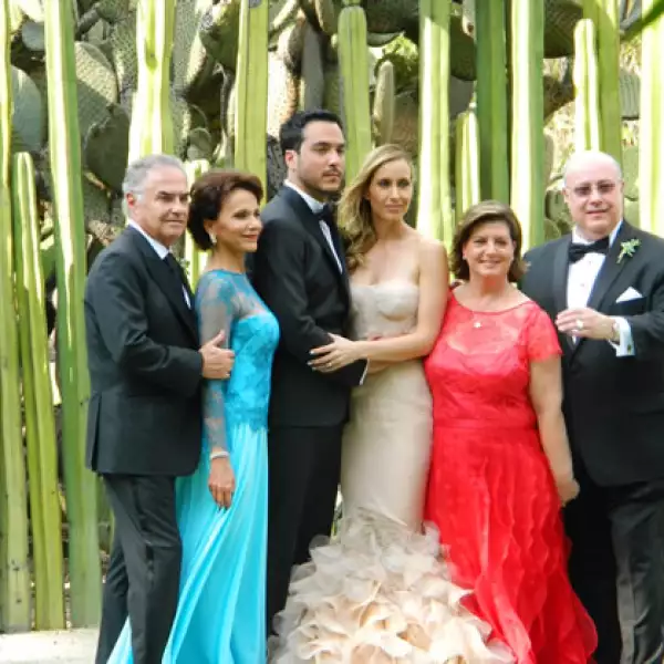 Los novios con sus papás.