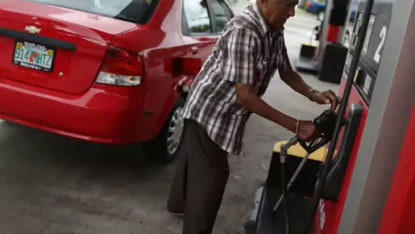 gasolinera y consumidor