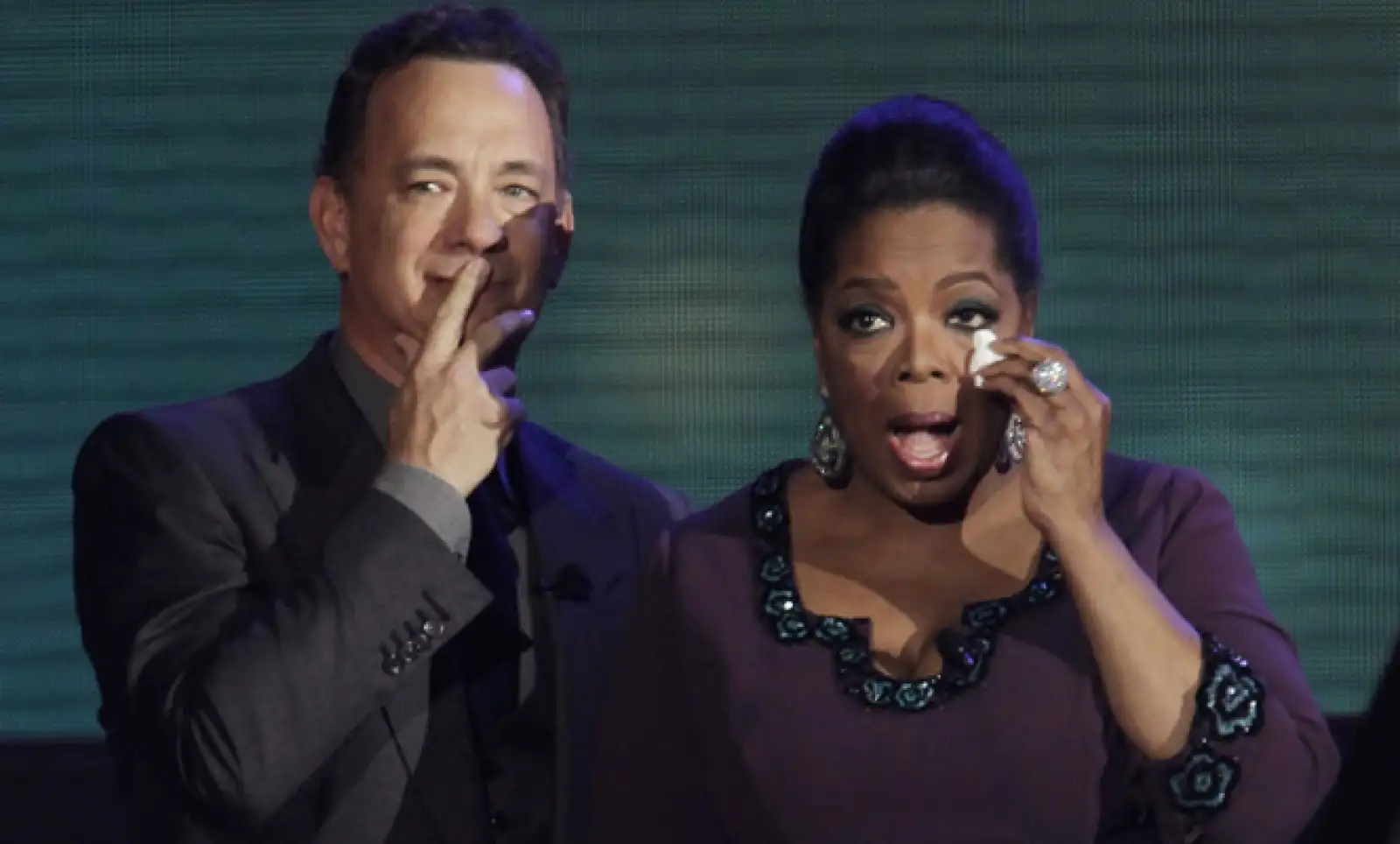 Oprah Winfrey hizo la última temporada de su popular show de televisión; en el programa de despedida, transmitido el 25 de mayo, reunió a personalidades del mundo de la farándula.
