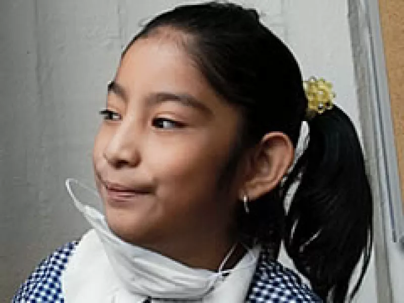 Karla se asoma a mirar el ensayo de teatro de sus compañeras, casi hermanas, del albergue de la Fundación Clara Moreno y Miramón, en el DF. (Foto: Lizeth Arauz)