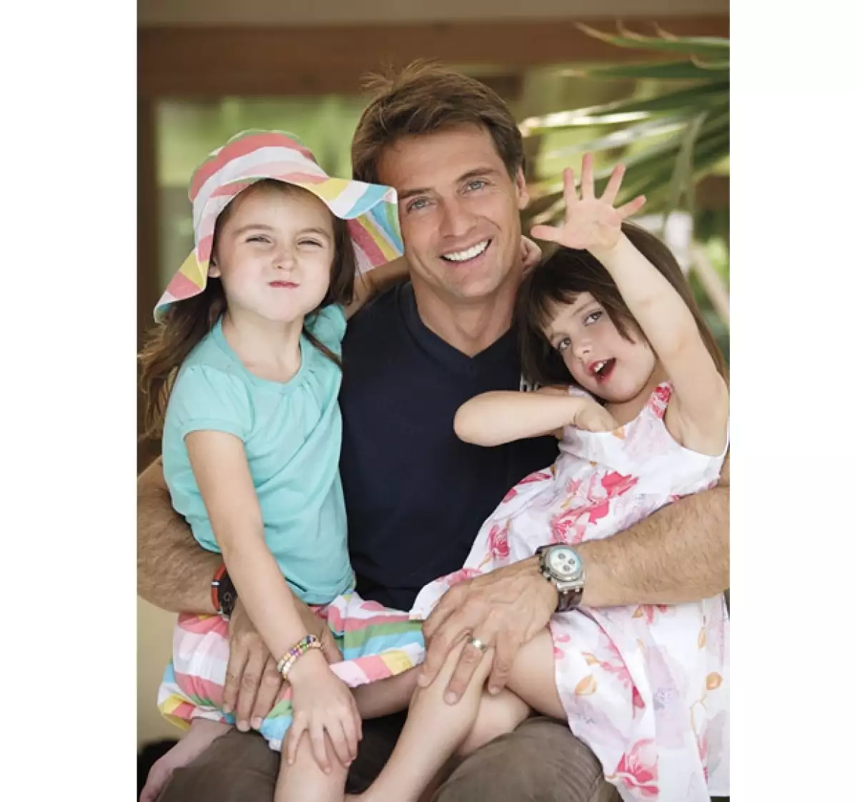 A él le molesta que ella se desespere con la computadora; ella odia que él bese a otra mujer en el set. Pero, a siete años de casados, sólo quieren estar juntos el resto de sus vidas.