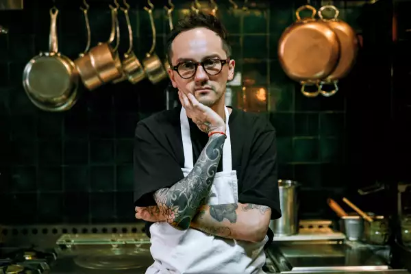 Foto del chef Lucho Martínez, en la cocina del restaurante EM.