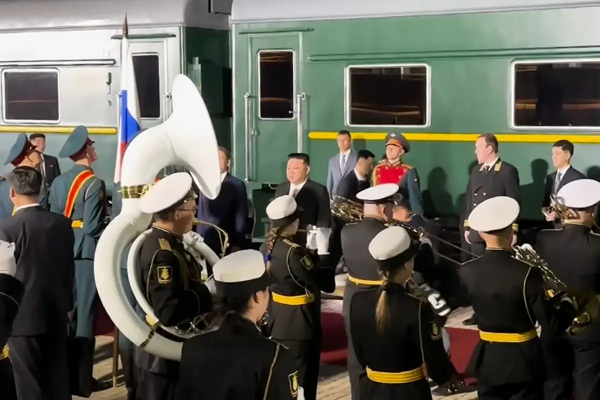 Esta fotografía de folleto tomada y publicada por el Ministerio de Recursos Naturales y Medio Ambiente de Rusia el 12 de septiembre de 2023, muestra al líder de Corea del Norte, Kim Jong Un (C-R), recibido por el Ministro de Recursos Naturales y Medio Ambiente de Rusia, Alexander Kozlov (C-L) en la estación de tren de Khasan, región de Primorky, al comienzo de su visita oficial a Rusia.