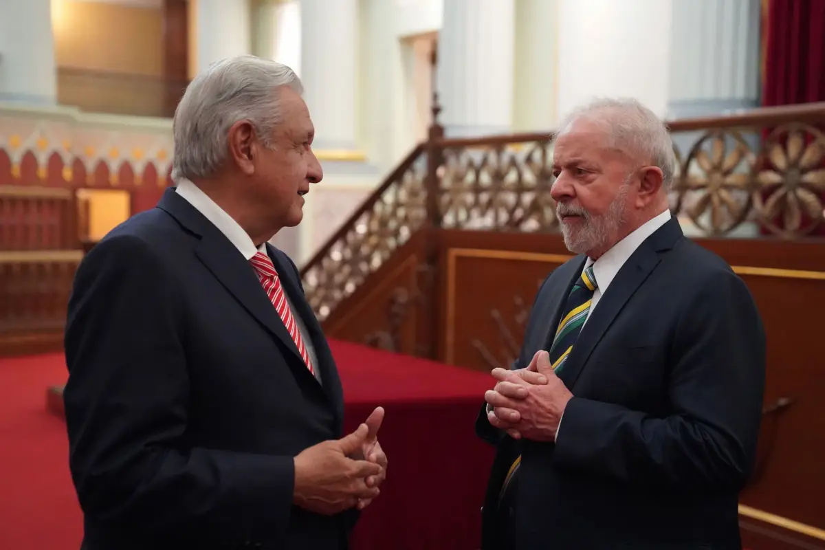Andrés Manuel López Obrador y Luiz Inácio Lula Da Silva conversan. 