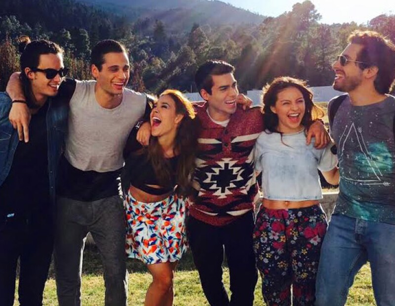Alosian Vivancos, Danna Paola, Lalo Brito y parte del elenco de "Como Va"