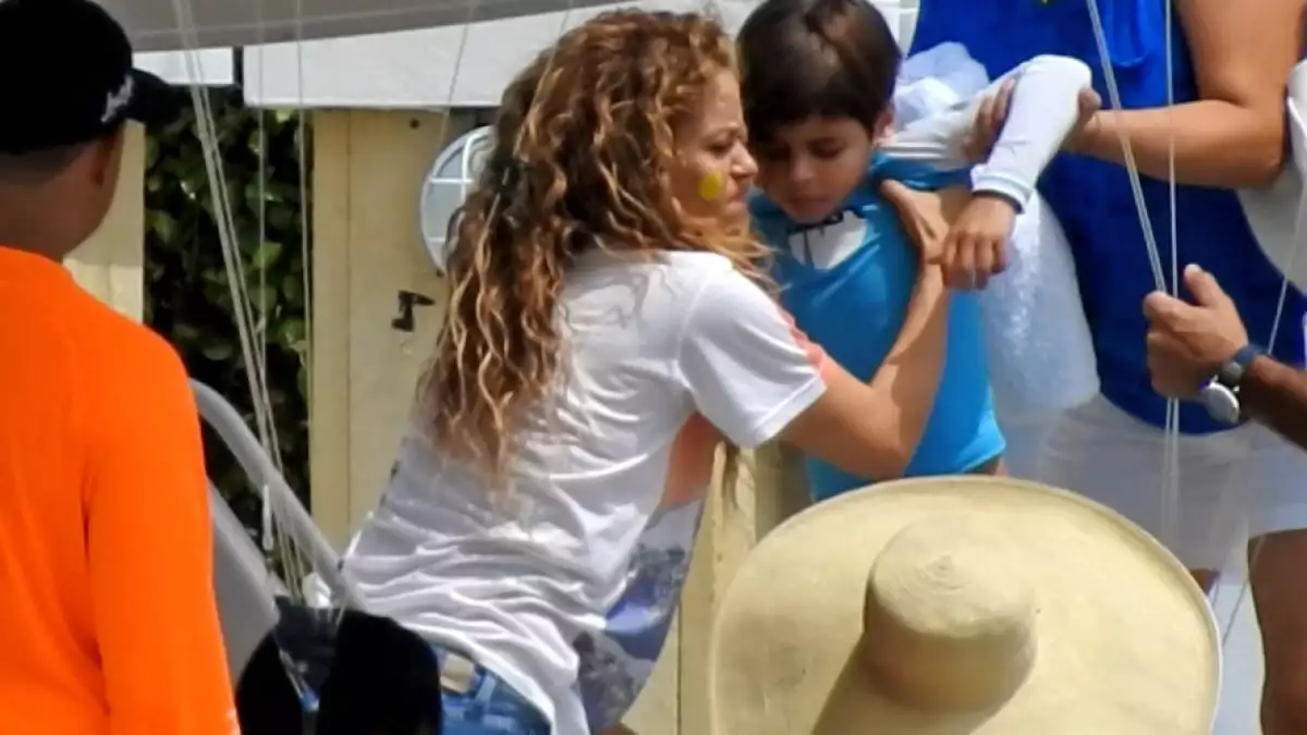 Shakira en yate cargando a su hijo Sasha Piqué Mebarak (5 años).