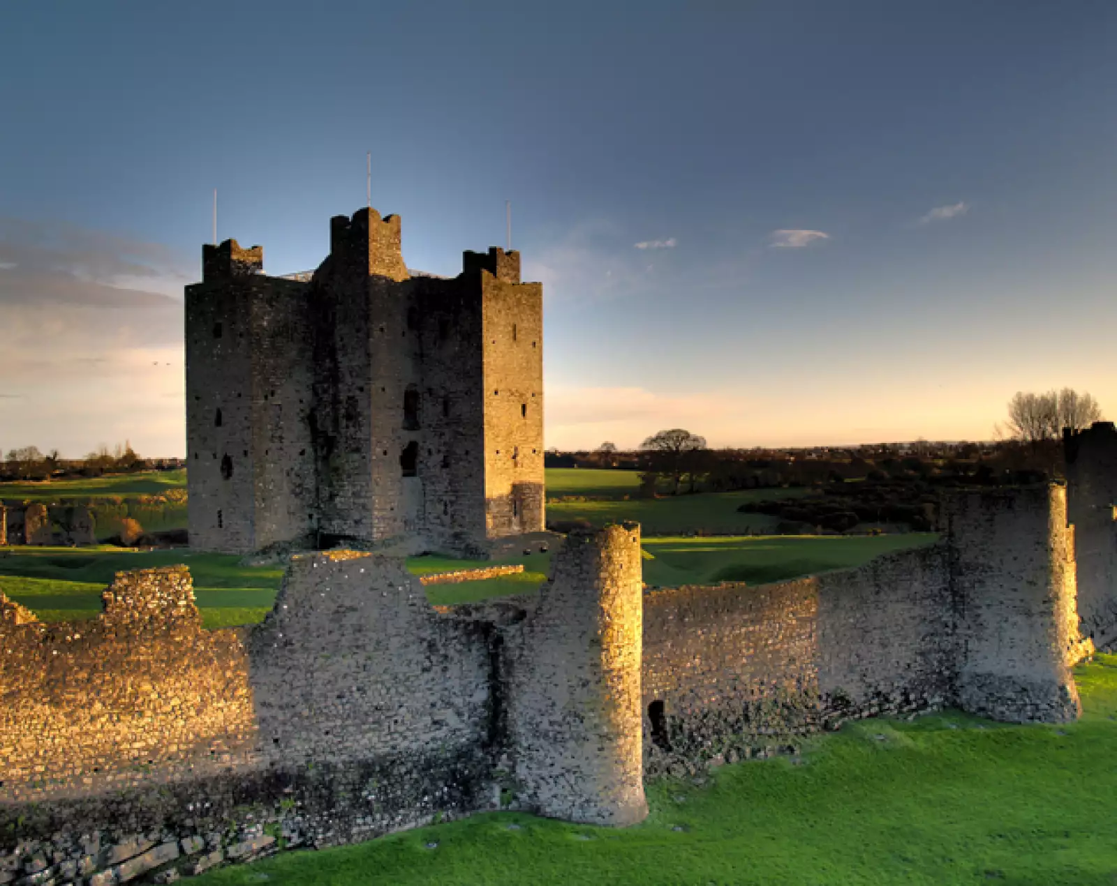 ¡Simplemente espectacular! El castillo de Trim es el más grande de Irlanda.  Fue construido por Hugo y Walter de Lacy.