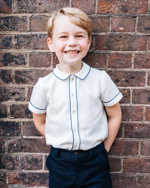 Retrato oficial del príncipe George cuando cumplió 5 años.