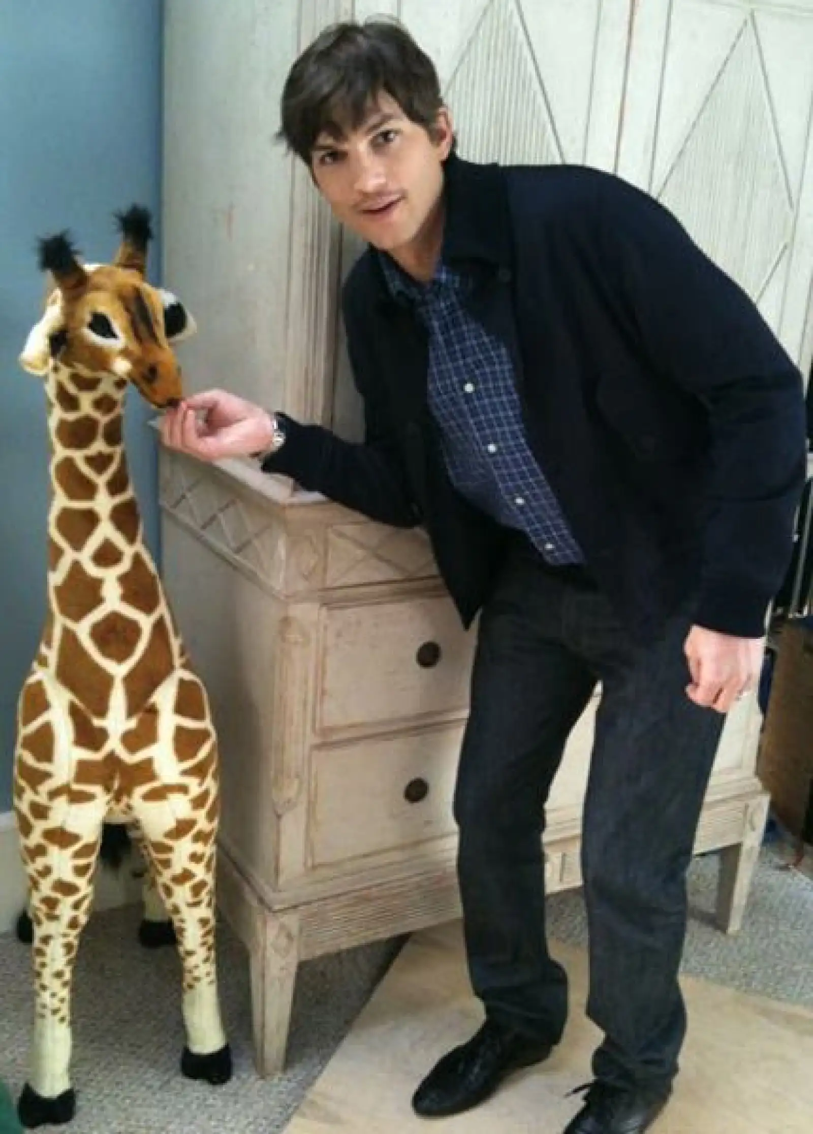 El guapo Ashton Kutcher también se lleva bien con las jirafas.