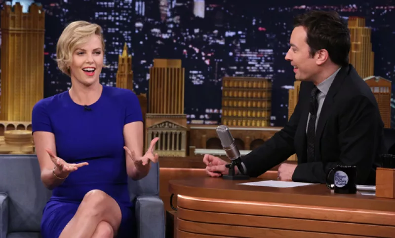 ¡De lo que se perdió Sean Penn! Además de ser guapa y talentosa, Charlize Theron ha demostrado en más de una ocasión ser la más divertida en entrevistas. Aquí tenemos la prueba.