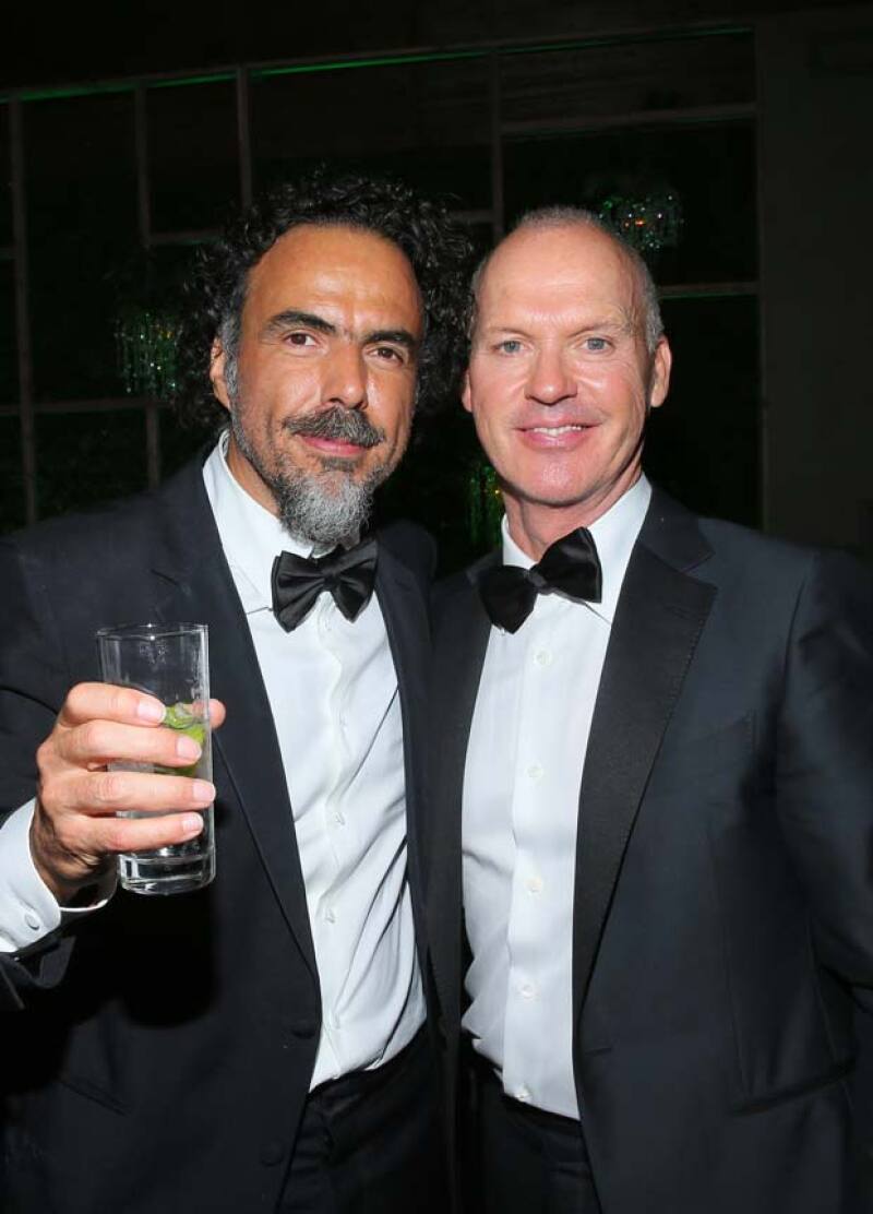 El director de cine festejó con el elenco de Birdman, en especial con Michael Keaton.