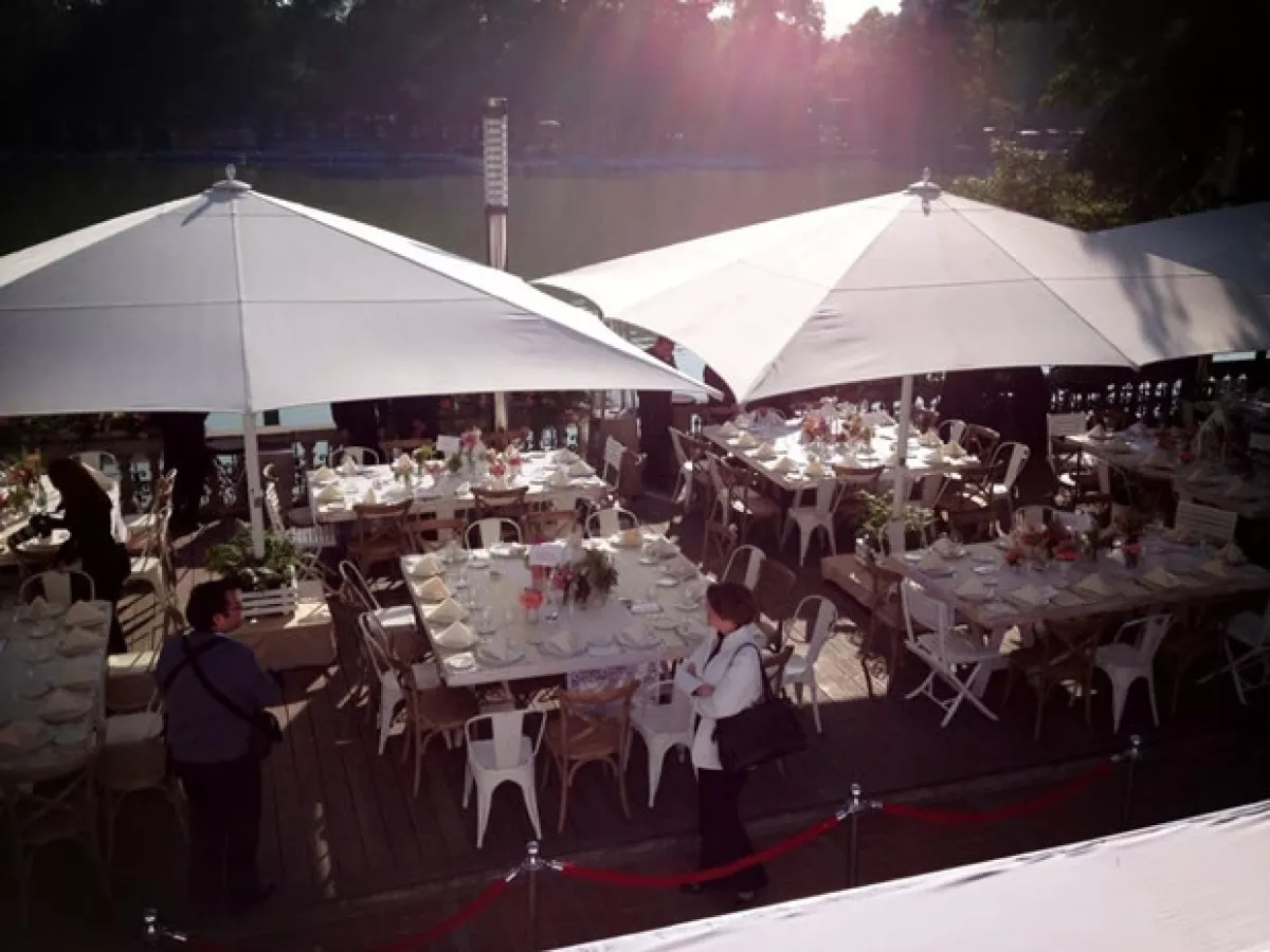 El desayuno se realiza en Casa del Lago.