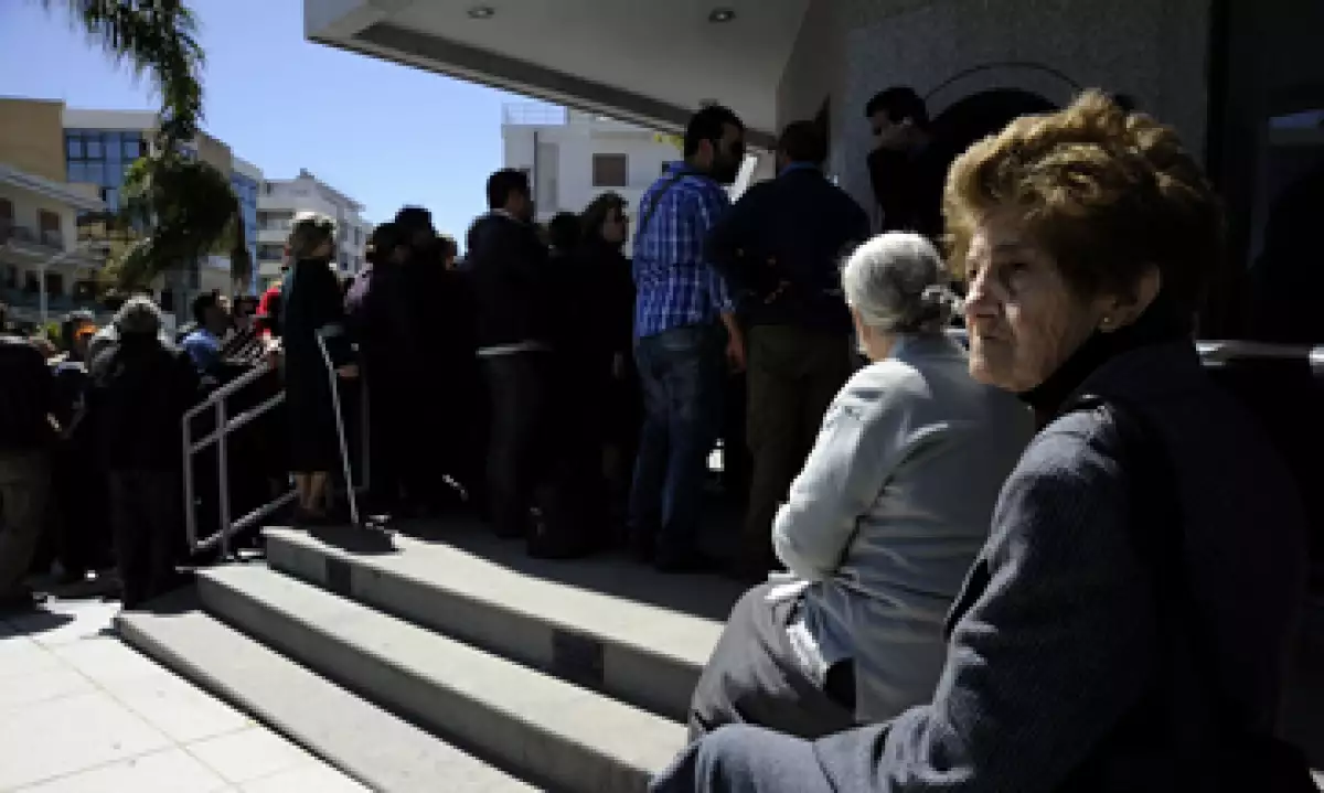 El decreto de los controles de capitales estaba adherido a las ventanas de las sucursales bancarias y había empleados repartiendo copias a los clientes. (Foto: AP)