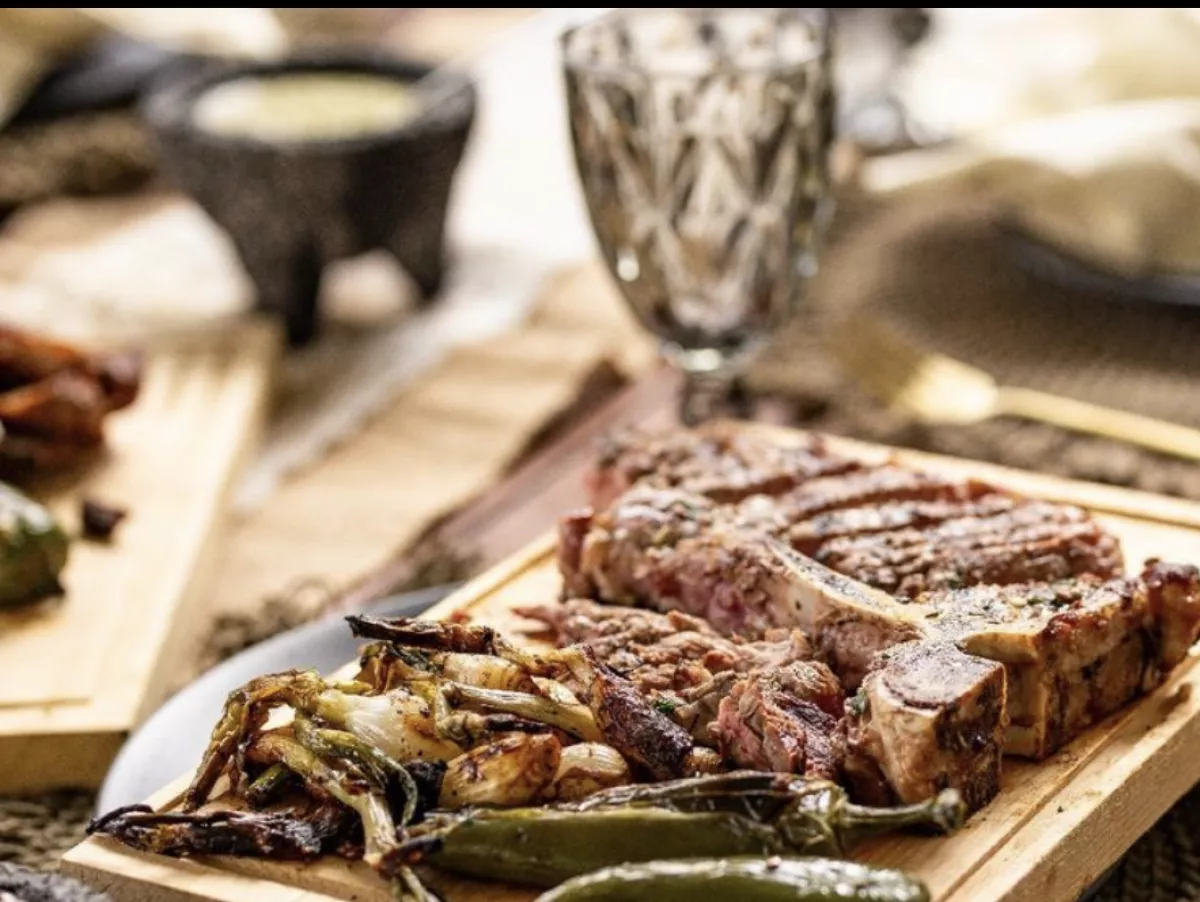 Mesa con plato de carne y verduras 