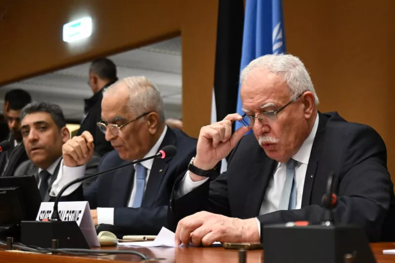 El ministro de Relaciones Exteriores de Palestina, Riad al-Maliki (R), pronuncia un discurso durante una reunión sobre la situación en la Franja de Gaza al margen de una ceremonia que conmemora el 75 aniversario de la Declaración Universal de Derechos Humanos, en las Oficinas de las Naciones Unidas, en Ginebra, el 12 de diciembre de 2023.