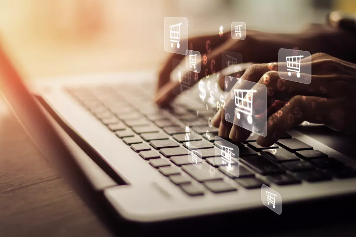 Computadora portátil de mujer de negocios con, concepto de compra en línea. 