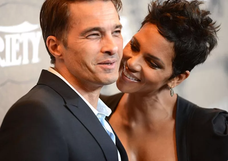 A pocos meses de que nazca su segundo hijo, la actriz de 46 años se casó discretamente con su novio Olivier Martinez, con quien lleva una relación de más de cinco años.