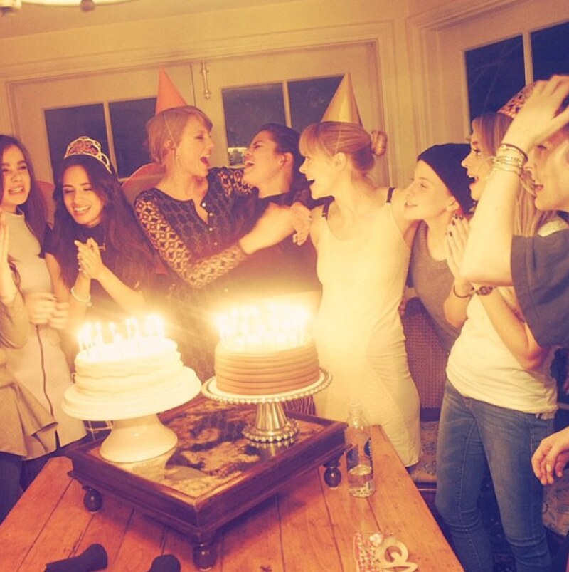 Las famosas amigas parecen estar cantando "Happy Birthday" en esta foto.
