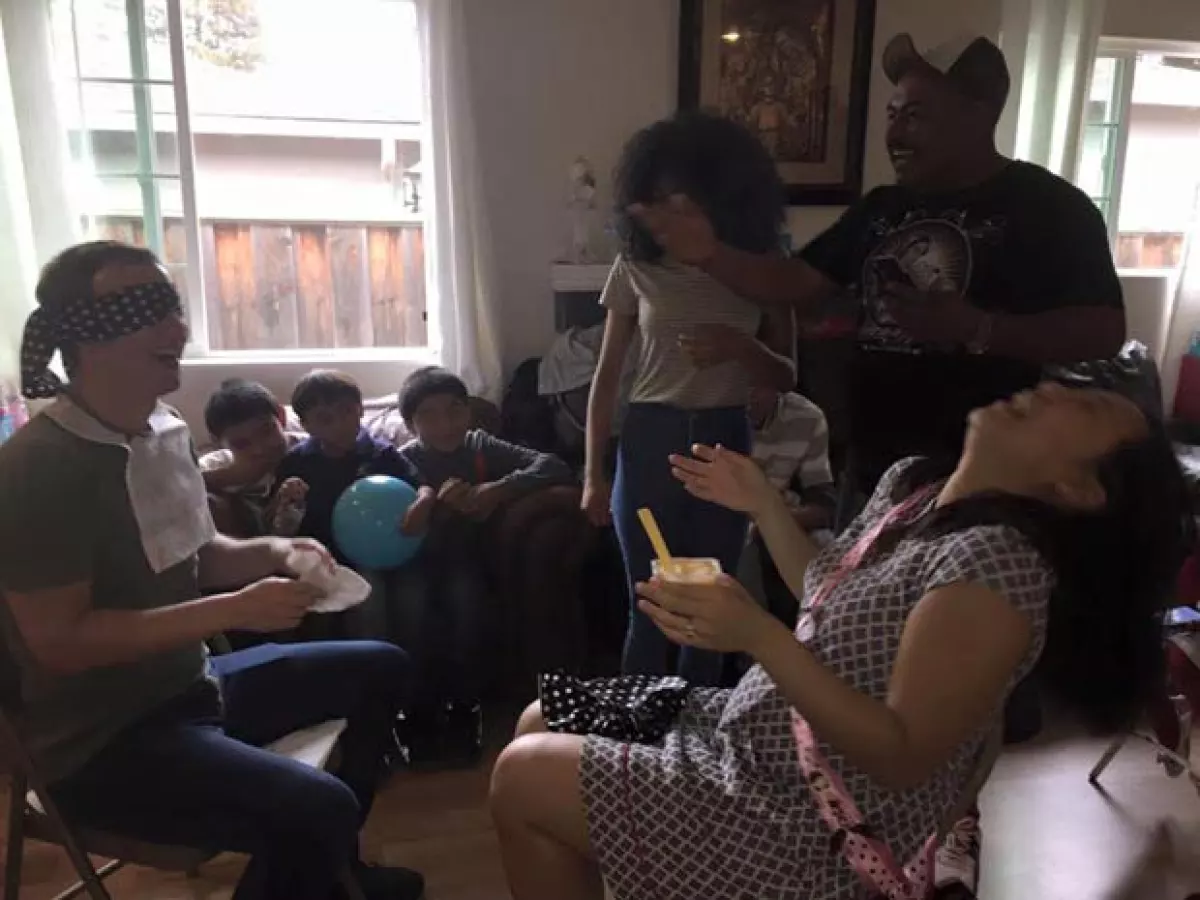 Sonrientes y felices, así fue como celebraron la futura llegada de la primogénita de la pareja. Especialmente con juegos al estilo mexicano.