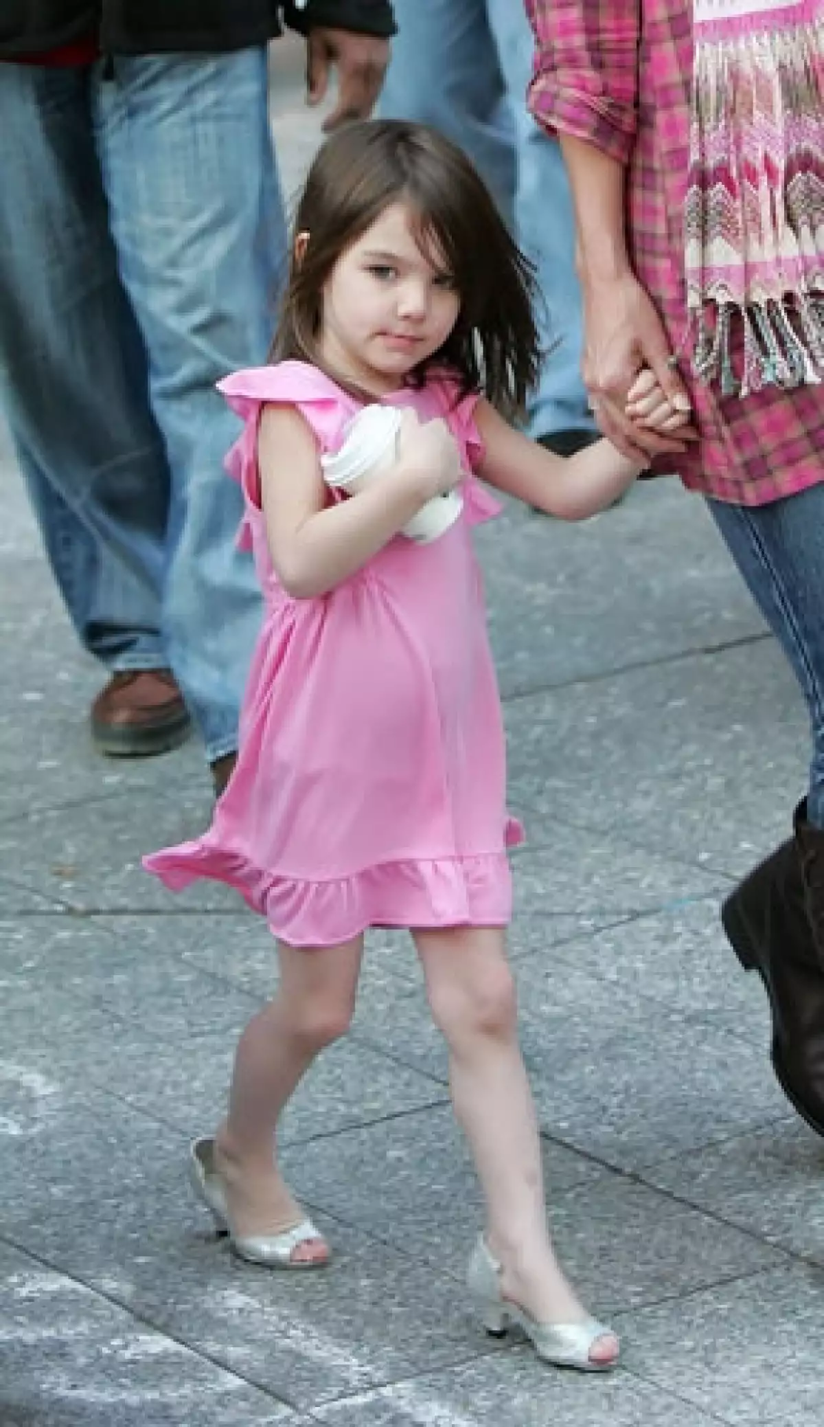 Tras ser criticados por ponerle zapatos de tacón a su hija de tres años, Holmes y Cruise aseguran que el calzado es especial para niños y que a su pequeña le encantan.