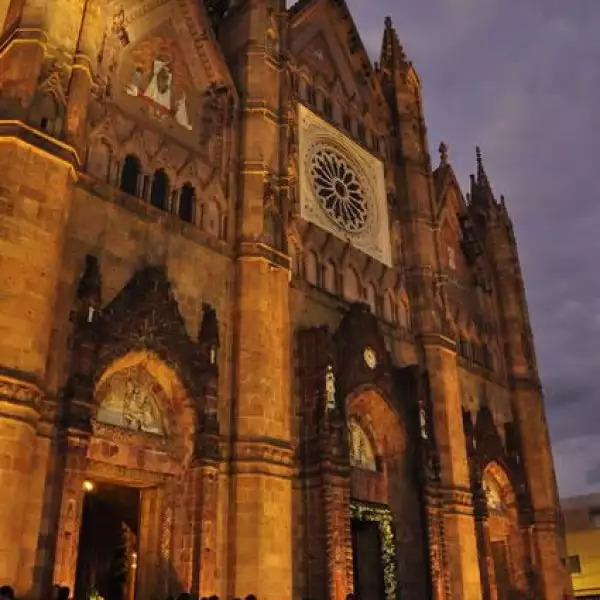 Templo Expiatorio del Santísimo Sacramento de noche, luego de que se celebrara la ceremonia religiosa.
