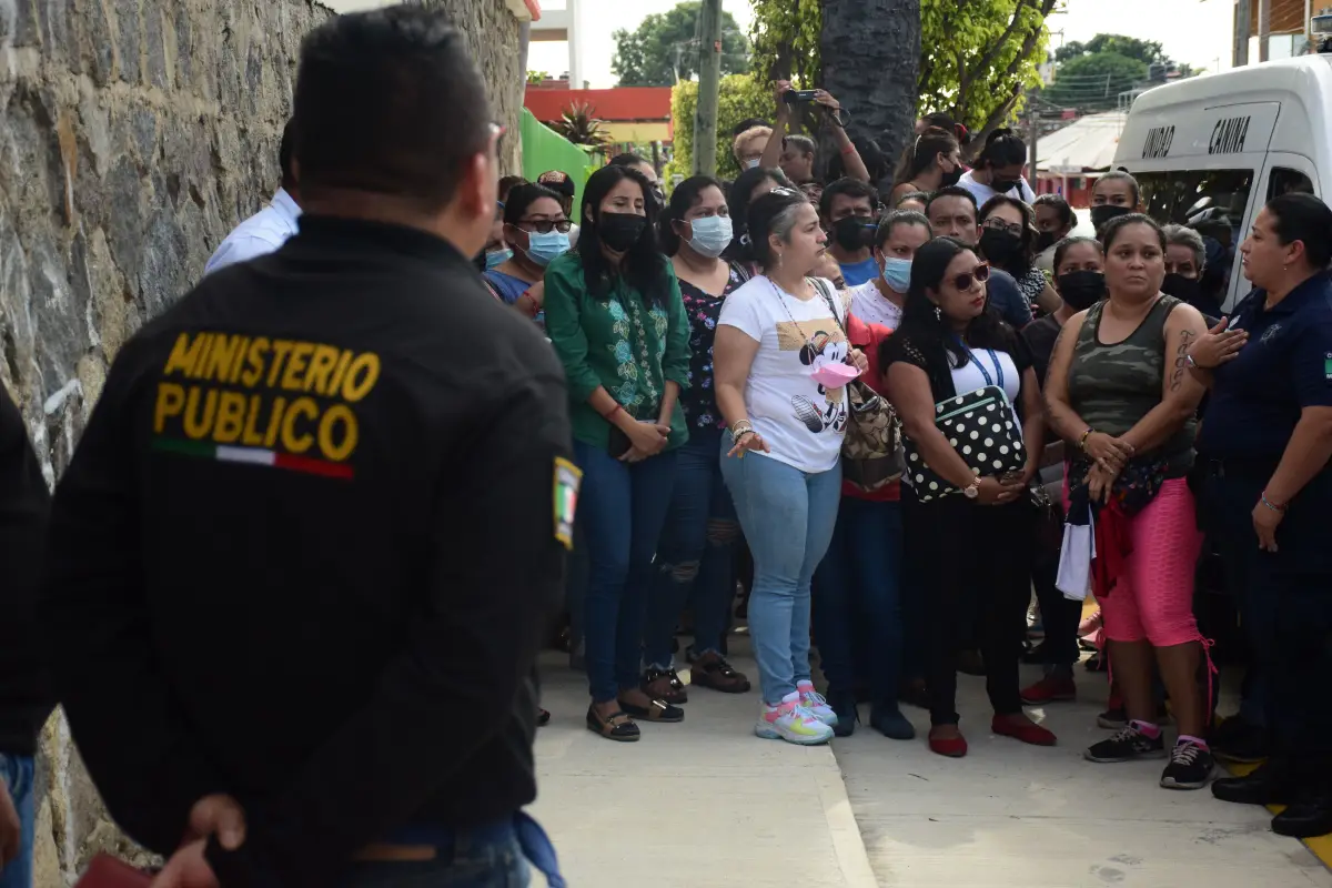 Jóvenes de la Escuela Federal 1 de Tapachula resultaron intoxicados por segundo día consecutivo, los padres de familia señalaron que desconocen el origen de esta situación, sin embargo, reprocharon a las autoridades que hasta el día de hoy se presentaron.