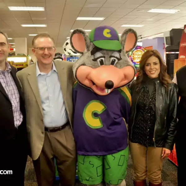 Luis Guzmán, Mark Gordon, Gretta Salinas de Medina y Alejandro Brunell