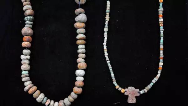 Piezas de joyería como collares, algunos adornaban las esculturas.