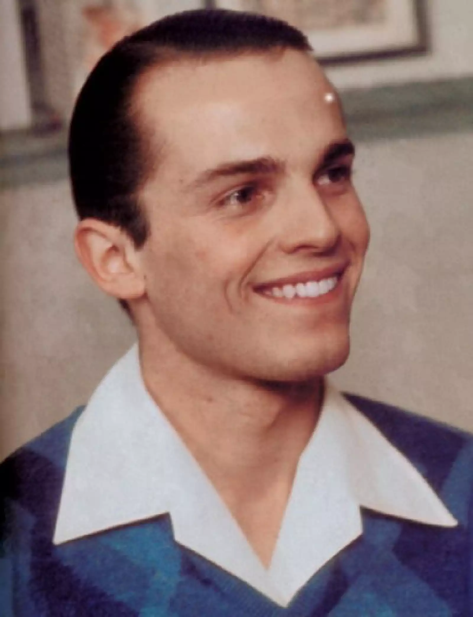 En 1975 realizó su debut musical con la canción `Soy´, que le obsequió el cantante español Camilo Sesto. El resultado no fue bueno pero Miguel continuó con otro proyecto: la película Retrato de Familia del director Antonio Giménez Rico.