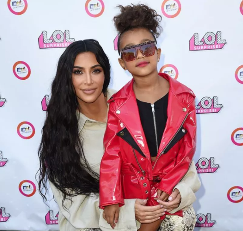 KIM Y NORTH LOL MODA 2018