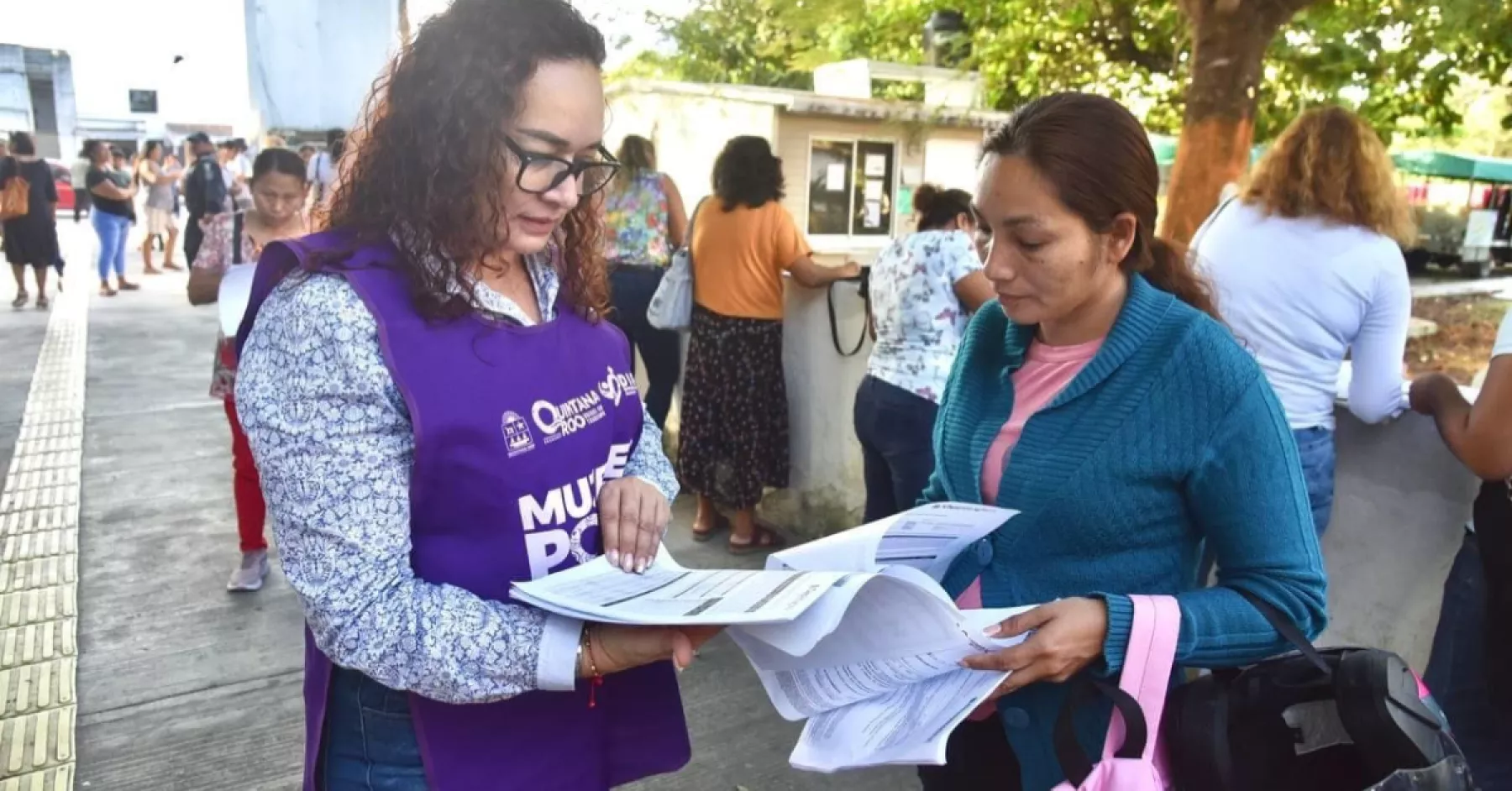 Entrega de tarjetas de Mujer es poder