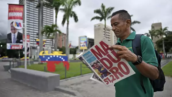Un hombre lee un periódico en Caracas el 29 de julio de 2024, un día después de las elecciones presidenciales venezolanas. El presidente Nicolás Maduro fue declarado ganador de las elecciones presidenciales de Venezuela, pero la oposición y los vecinos regionales clave rechazaron inmediatamente los resultados oficiales.