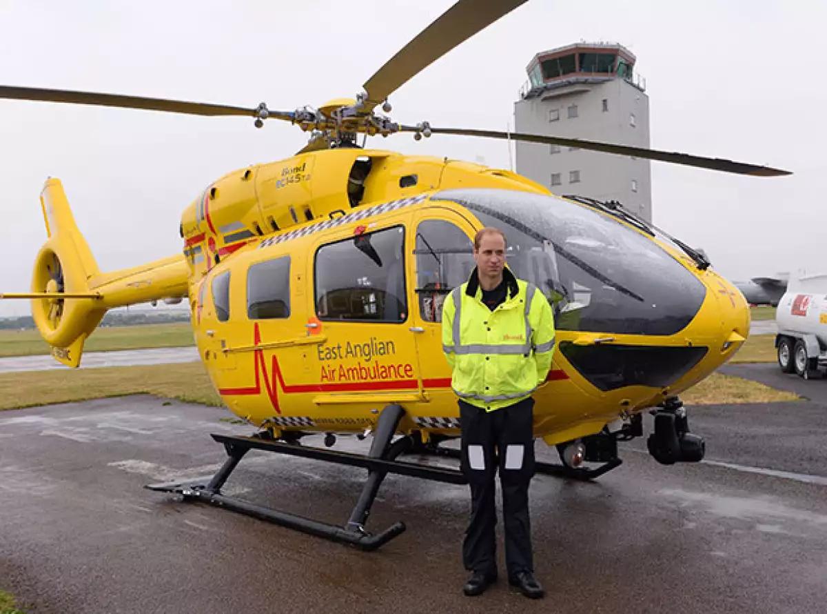 El miembro de la familia real inglesa iba a bordo de la ambulancia aérea que salvó la vida de una niña que terminó en medio de un choque.