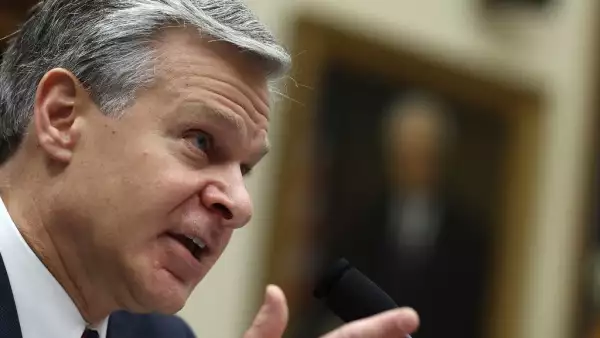 El director del FBI, Christopher Wray, testifica ante el Comité Judicial de la Cámara de Representantes en el edificio de oficinas de la Casa Rayburn el 24 de julio de 2024 en Washington, DC. El director Wray testificó ante el Comité Judicial de la Cámara de Representantes sobre el intento de asesinato del ex presidente de los Estados Unidos, Donald Trump, el 13 de julio, en un mitin de campaña en Pensilvania. (Imagen principal del artículo 'FBI: el atacante de Trump buscó en Google detalles sobre asesinato de Kennedy')