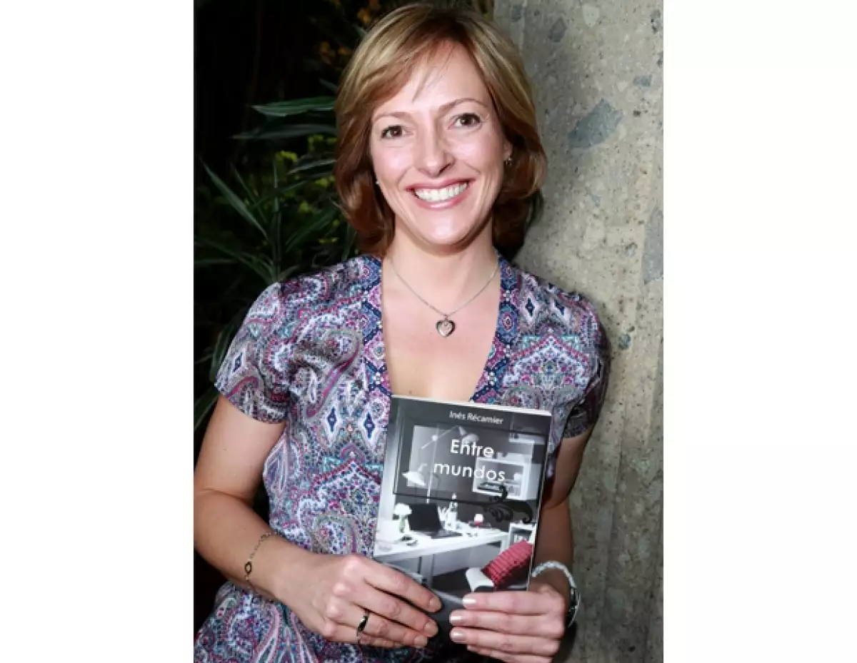 La escritora acaba de lanzar su primera novela en la que relata la vida de una mujer que descubre el universo virtual en el que habita su hijo adolescente y decide quedarse inmersa en él.